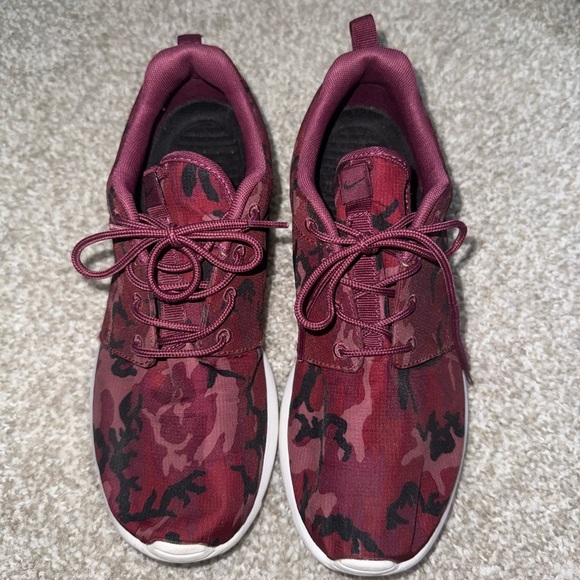 Nike Shoes - nike rosherun print red camo